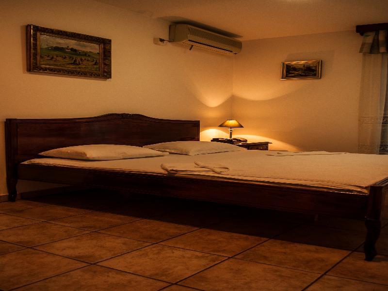 Hotel Vila Lux Budva Buitenkant foto