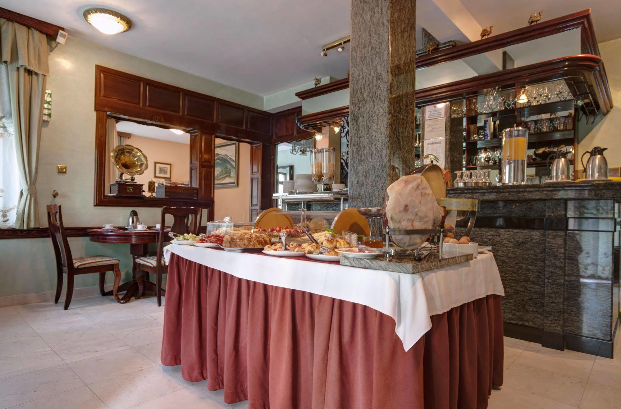 Hotel Vila Lux Budva Buitenkant foto